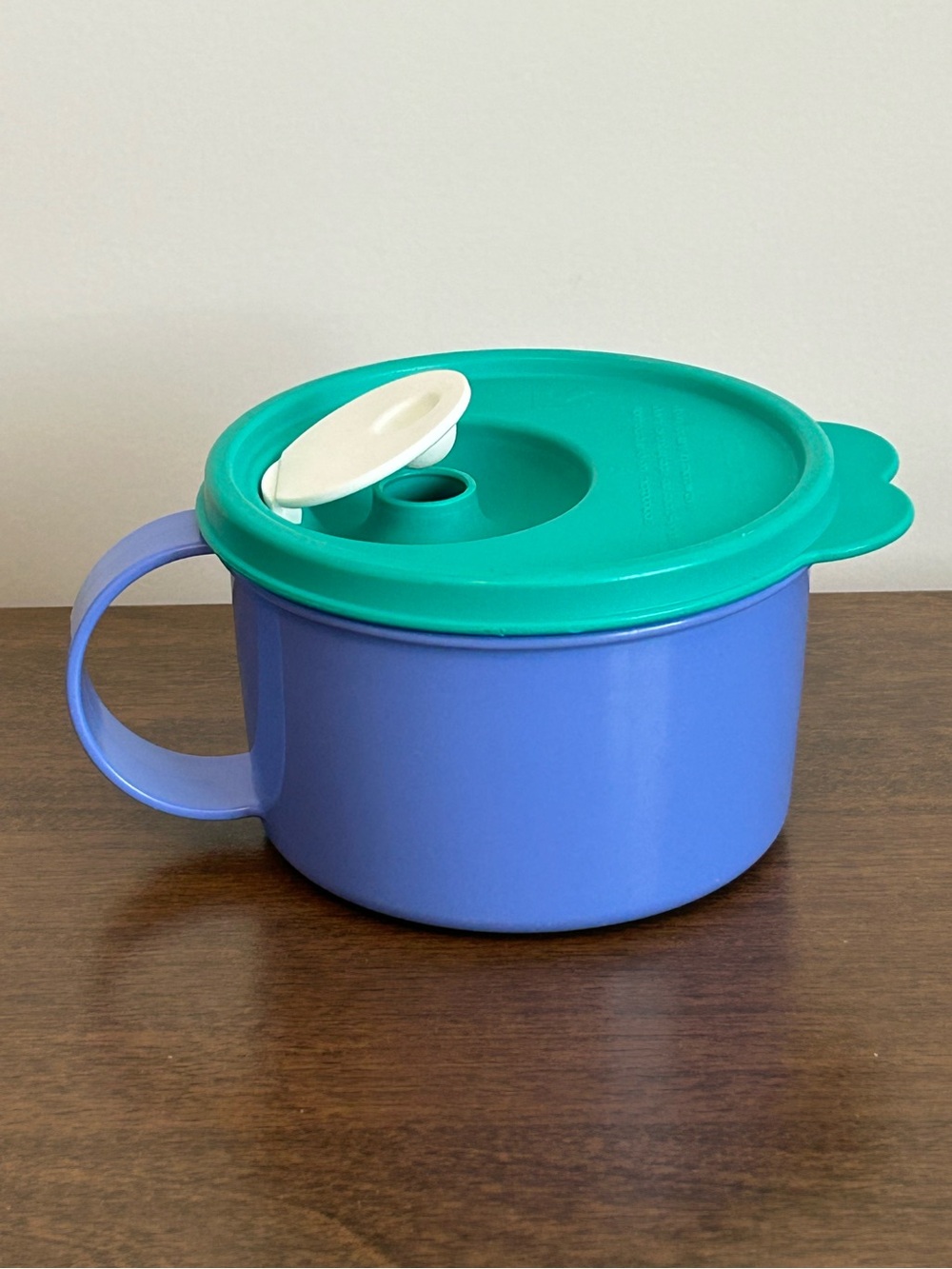 TUPPERWARE CRYSTALWAVE 16 OZ PURPLE & GREEN SOUP MUG WITH HANDLE & VENTED SEAL